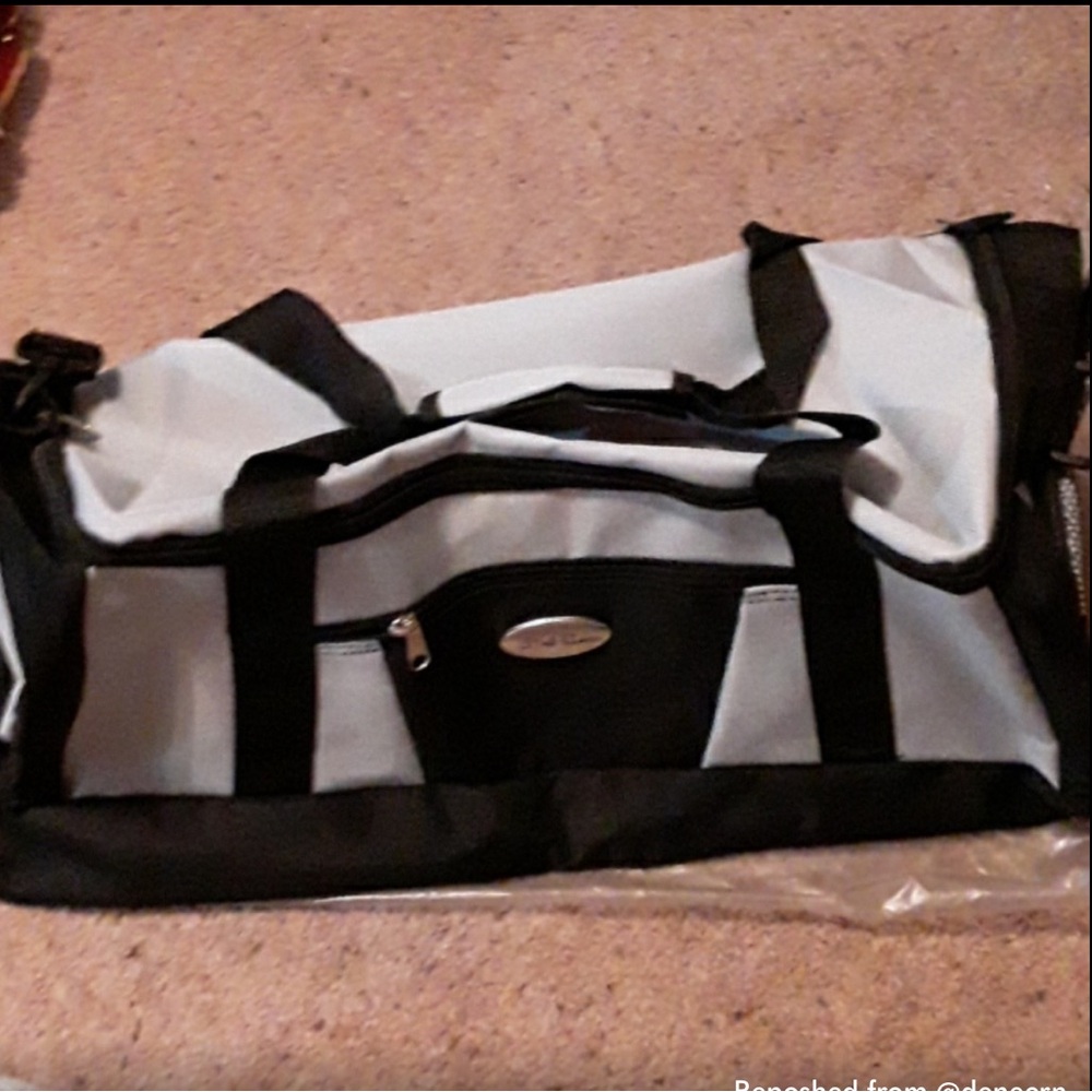 🌟New large Bella Russo duffle bag in Grey & Black Measurement’s in pics 12”X24”
